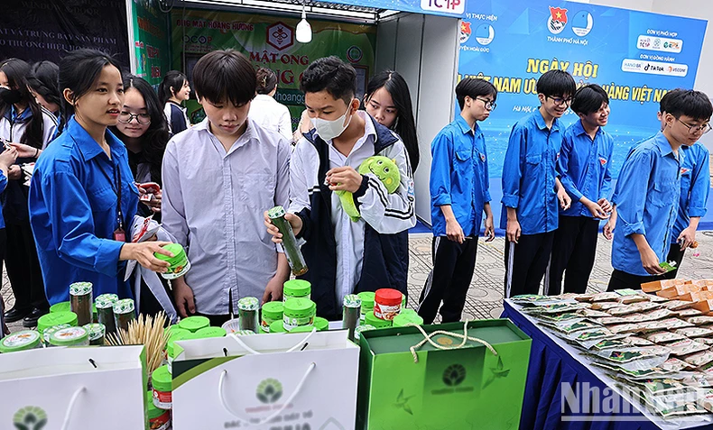 Ký kết hợp tác hơn 80 tỷ đồng tại ngày hội ưu tiên dùng hàng Việt Nam của tuổi trẻ ảnh 1