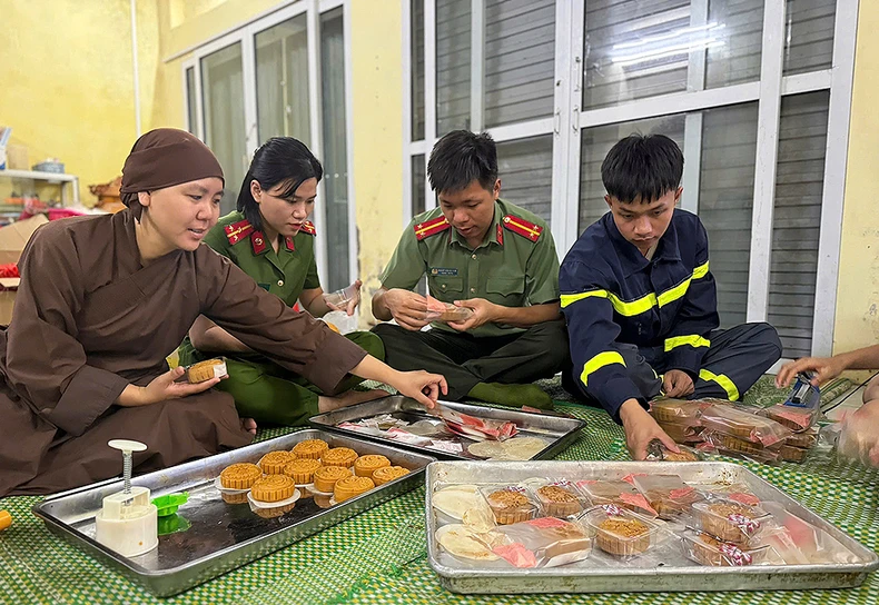 Chiến sĩ công an làm bánh, vượt lũ mang "Mùa trăng ý nghĩa" đến với thiếu nhi ảnh 1