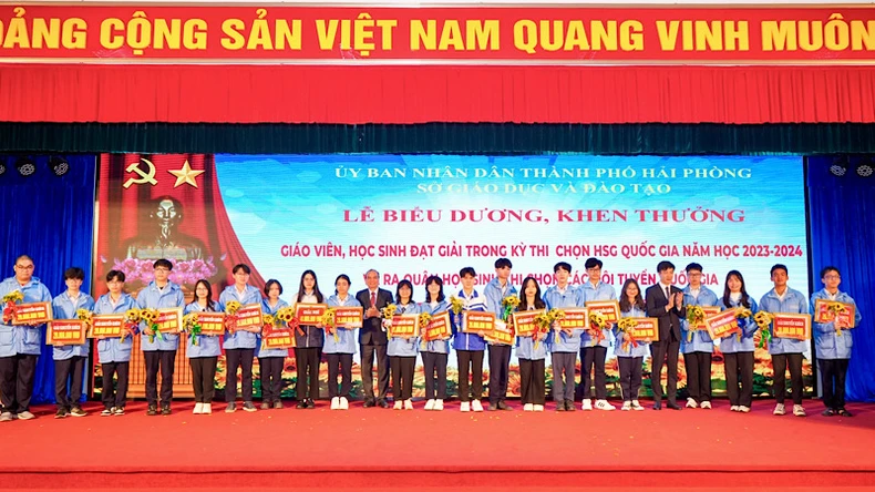 Hải Phòng dành hơn 6,1 tỷ đồng khen thưởng giáo viên, học sinh đạt thành tích xuất sắc ảnh 2