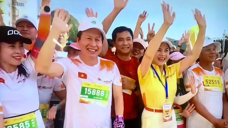 Sôi động đường chạy Marathon Sắc màu hoàng hôn Cát Bà 2024 ảnh 5