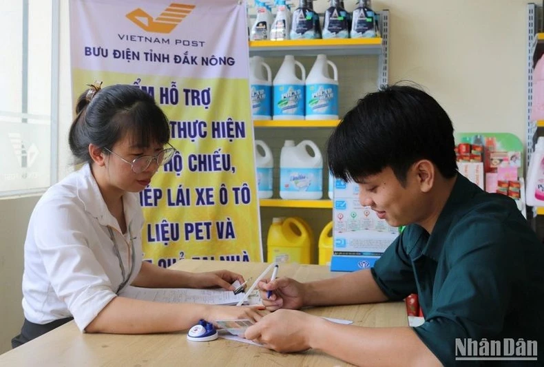 Bưu điện Đắk Nông tăng cường hỗ trợ người dân thực hiện trực tuyến Dịch vụ công quốc gia ảnh 1