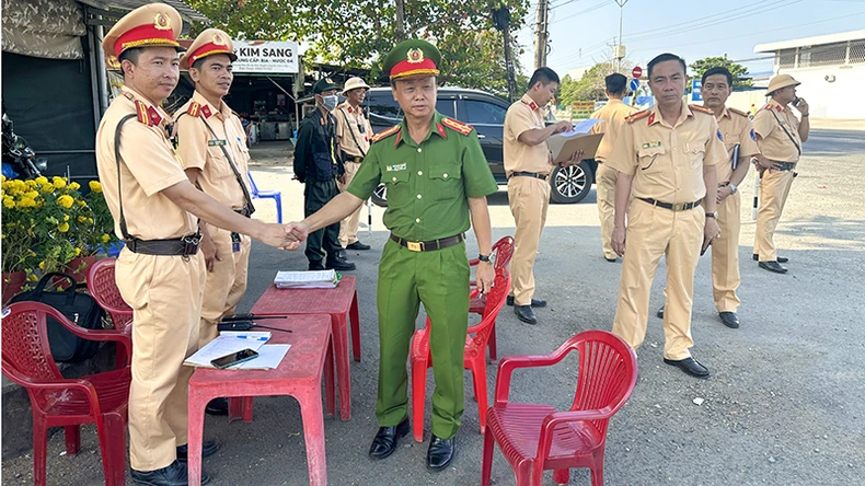 Cảnh sát giao thông Vĩnh Long tặng nước và sữa cho người đi đường ảnh 1