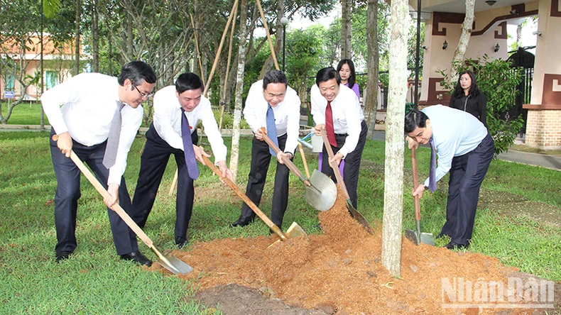 Chủ tịch Quốc hội Trần Thanh Mẫn dâng hương và trồng cây tại các Khu lưu niệm ở Vĩnh Long ảnh 2