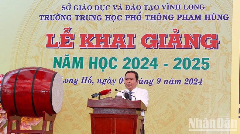 Mỗi thầy, cô giáo là một tấm gương đạo đức, học tập và sáng tạo để khơi dậy cảm hứng các em say mê học tập ảnh 1