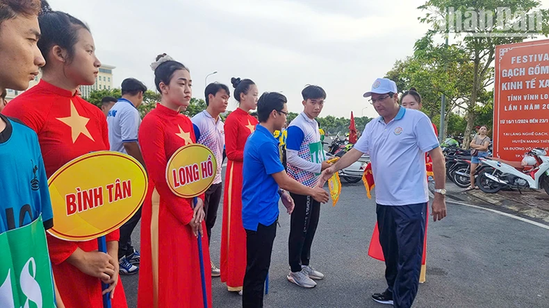 [Ảnh] Vĩnh Long: Chạy việt dã trên đường gốm và hoa dài nhất Việt Nam ảnh 6