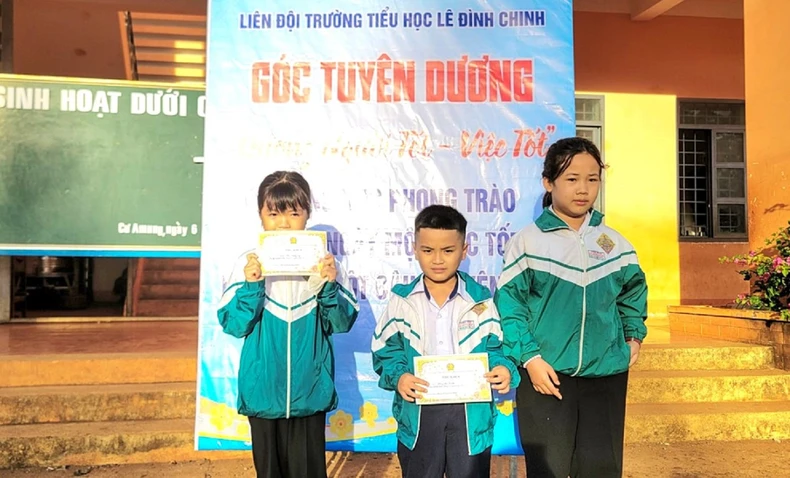 Tuyên dương 2 thiếu niên nhặt được của rơi trả lại người mất ảnh 1