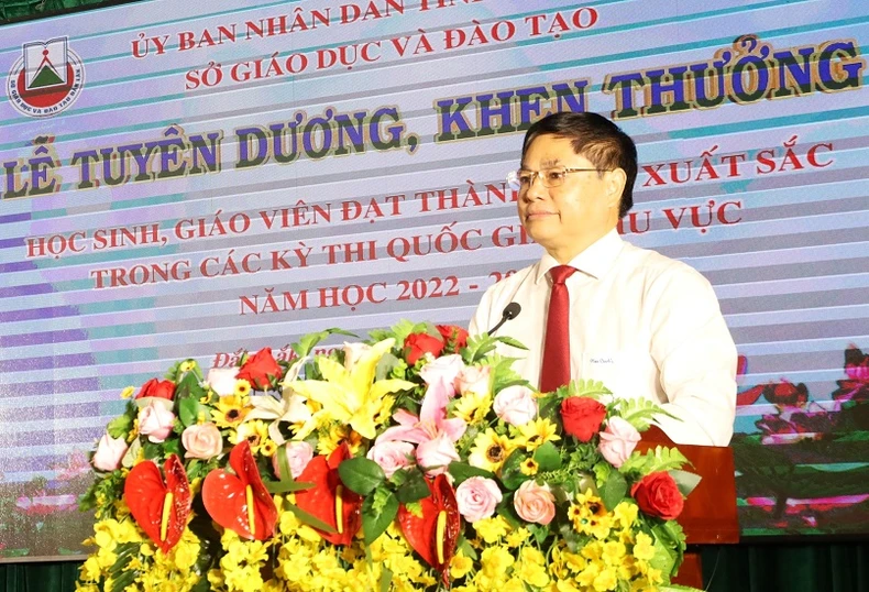 Đắk Lắk tuyên dương các học sinh, giáo viên đạt thành tích xuất sắc trong các kỳ thi quốc gia, khu vực ảnh 2