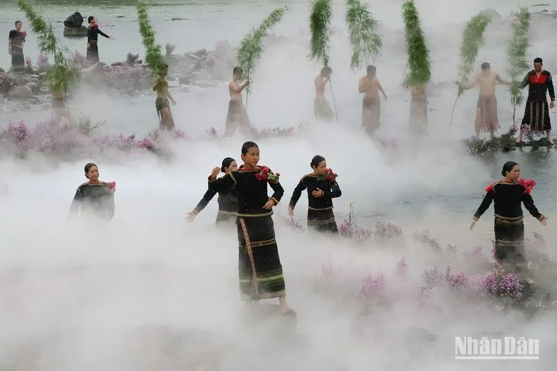 Sắc màu thổ cẩm Tây Nguyên hòa quyện với dòng Serepok huyền thoại ảnh 2