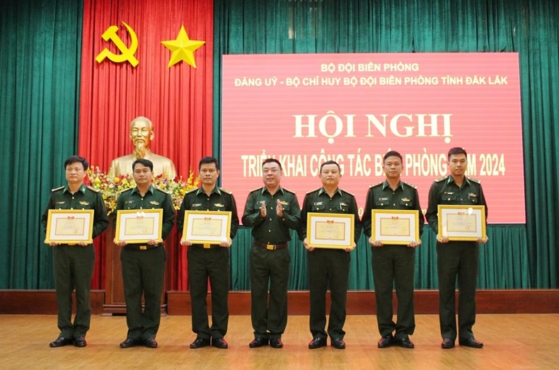 Bộ đội Biên phòng Đắk Lắk triển khai công tác biên phòng và phát động thi đua quyết thắng năm 2024 ảnh 1
