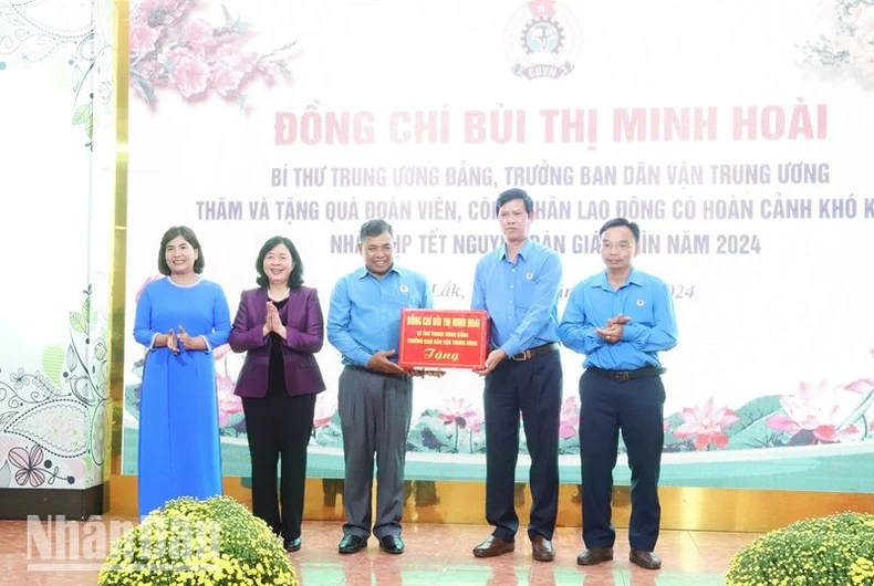 Trưởng Ban Dân vận Trung ương Bùi Thị Minh Hoài tặng quà Tết tại Đắk Lắk ảnh 3