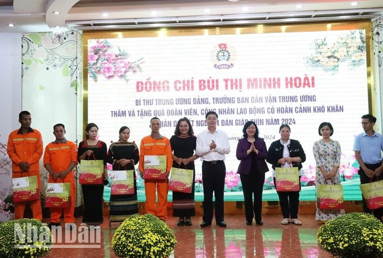 Trưởng Ban Dân vận Trung ương Bùi Thị Minh Hoài tặng quà Tết tại Đắk Lắk ảnh 5