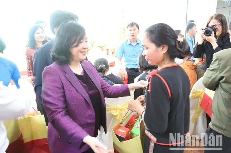 Trưởng Ban Dân vận Trung ương Bùi Thị Minh Hoài tặng quà Tết tại Đắk Lắk ảnh 7