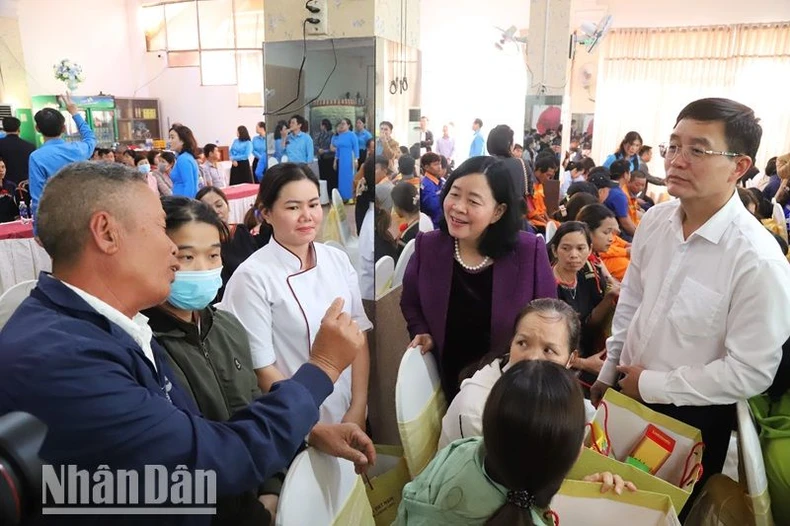 Trưởng Ban Dân vận Trung ương Bùi Thị Minh Hoài tặng quà Tết tại Đắk Lắk ảnh 6
