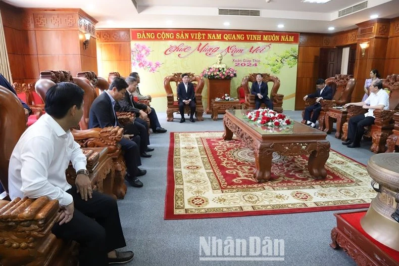 Chủ tịch Quốc hội Vương Đình Huệ tặng 300 suất quà cho đồng bào các dân tộc tỉnh Đắk Lắk ảnh 2