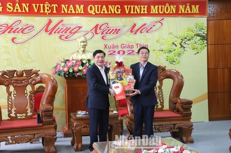 Chủ tịch Quốc hội Vương Đình Huệ tặng 300 suất quà cho đồng bào các dân tộc tỉnh Đắk Lắk ảnh 3