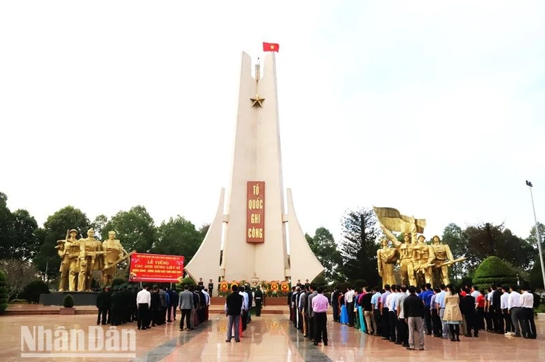 Lãnh đạo tỉnh Đắk Lắk dâng hương tưởng nhớ Chủ tịch Hồ Chí Minh và các anh hùng liệt sĩ nhân dịp Tết Nguyên đán Giáp Thìn 2024 ảnh 2