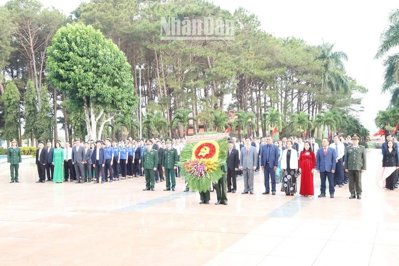 Lãnh đạo tỉnh Đắk Lắk dâng hương tưởng nhớ Chủ tịch Hồ Chí Minh và các anh hùng liệt sĩ nhân dịp Tết Nguyên đán Giáp Thìn 2024 ảnh 3