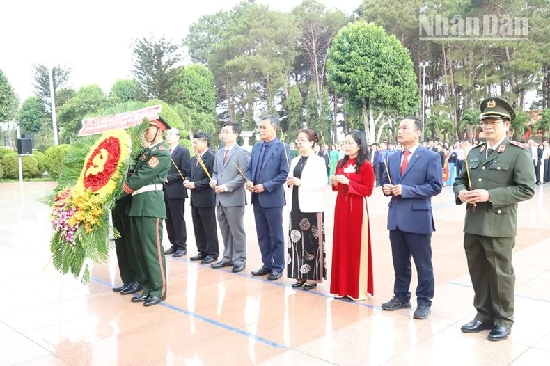 Lãnh đạo tỉnh Đắk Lắk dâng hương tưởng nhớ Chủ tịch Hồ Chí Minh và các anh hùng liệt sĩ nhân dịp Tết Nguyên đán Giáp Thìn 2024 ảnh 4