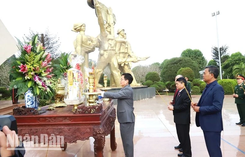 Lãnh đạo tỉnh Đắk Lắk dâng hương tưởng nhớ Chủ tịch Hồ Chí Minh và các anh hùng liệt sĩ nhân dịp Tết Nguyên đán Giáp Thìn 2024 ảnh 5