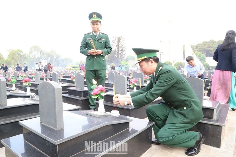Lãnh đạo tỉnh Đắk Lắk dâng hương tưởng nhớ Chủ tịch Hồ Chí Minh và các anh hùng liệt sĩ nhân dịp Tết Nguyên đán Giáp Thìn 2024 ảnh 7