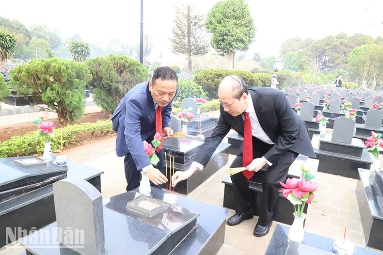 Lãnh đạo tỉnh Đắk Lắk dâng hương tưởng nhớ Chủ tịch Hồ Chí Minh và các anh hùng liệt sĩ nhân dịp Tết Nguyên đán Giáp Thìn 2024 ảnh 6