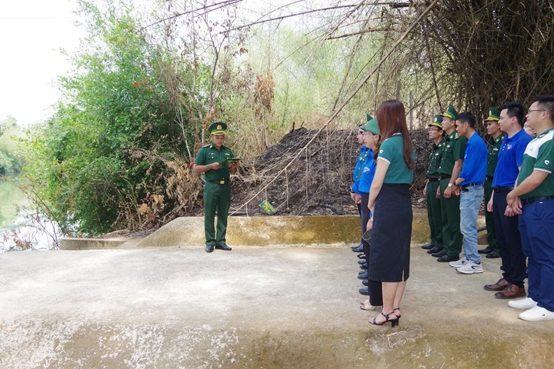 Chương trình “Tình nghĩa biên cương - Tôi yêu Tổ quốc tôi” tại khu vực biên giới tỉnh Đắk Lắk ảnh 3