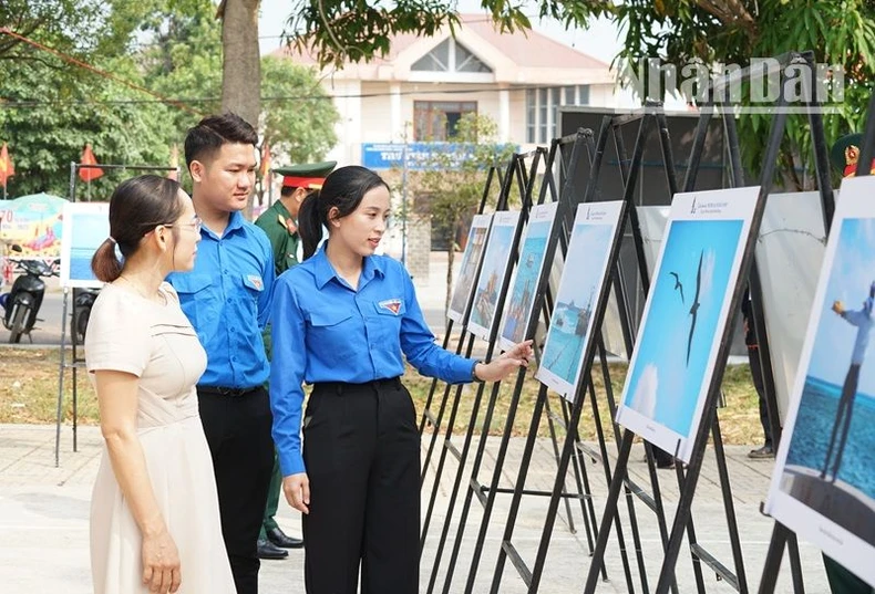 Triển lãm “Trường Sa - Nơi đầu sóng” ở huyện biên giới Đắk Lắk ảnh 6