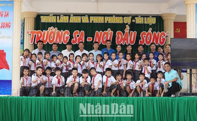 Triển lãm “Trường Sa - Nơi đầu sóng” ở huyện biên giới Đắk Lắk ảnh 5