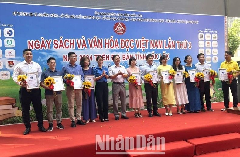 Khai mạc Ngày Sách và Văn hóa đọc Việt Nam lần thứ 3 năm 2024 trên địa bàn tỉnh Đắk Lắk ảnh 10
