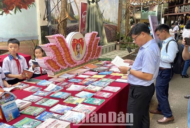 Khai mạc Ngày Sách và Văn hóa đọc Việt Nam lần thứ 3 năm 2024 trên địa bàn tỉnh Đắk Lắk ảnh 9