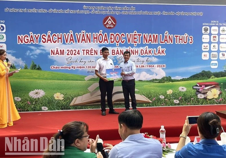 Khai mạc Ngày Sách và Văn hóa đọc Việt Nam lần thứ 3 năm 2024 trên địa bàn tỉnh Đắk Lắk ảnh 3