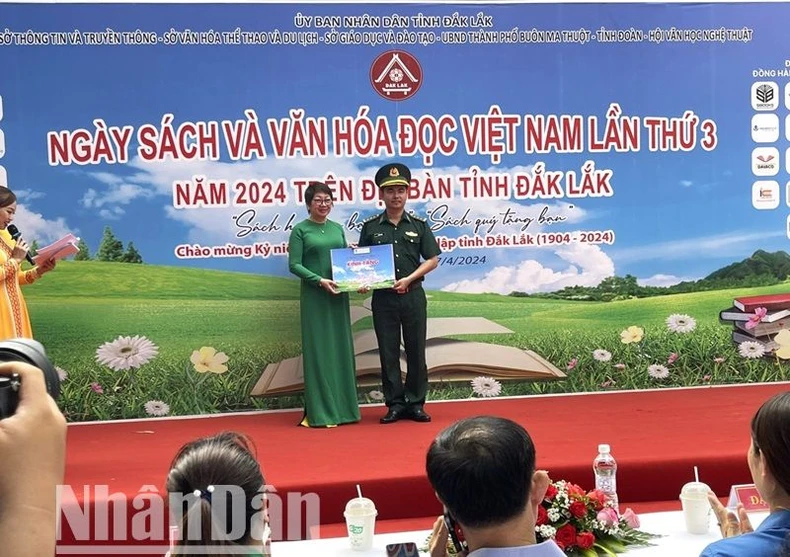 Khai mạc Ngày Sách và Văn hóa đọc Việt Nam lần thứ 3 năm 2024 trên địa bàn tỉnh Đắk Lắk ảnh 4