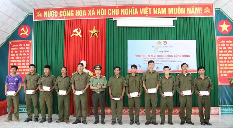 Lực lượng Công an, đoàn viên, thanh niên Đắk Lắk và Hà Nam hướng về người dân vùng khó ảnh 8