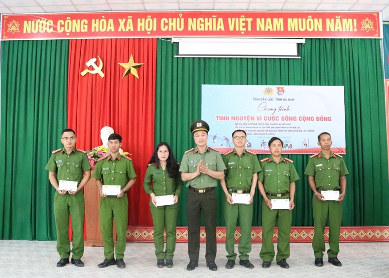 Lực lượng Công an, đoàn viên, thanh niên Đắk Lắk và Hà Nam hướng về người dân vùng khó ảnh 7