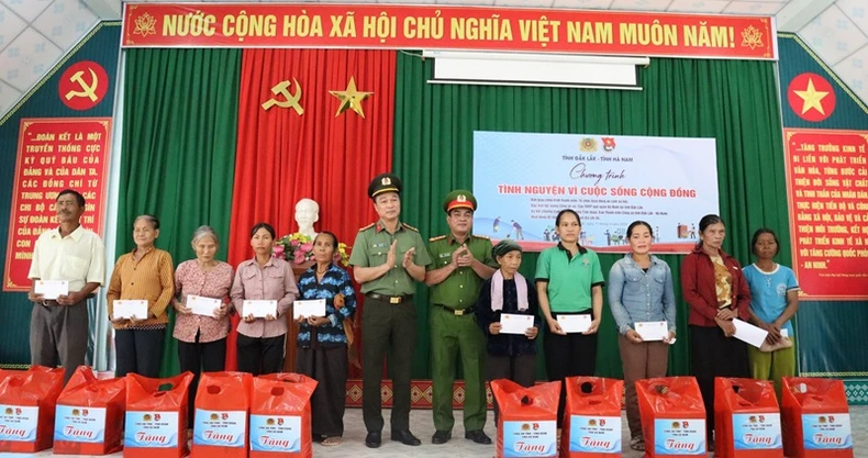 Lực lượng Công an, đoàn viên, thanh niên Đắk Lắk và Hà Nam hướng về người dân vùng khó ảnh 3
