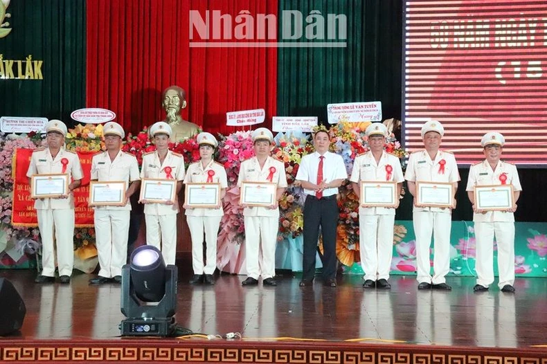 Công an tỉnh Đắk Lắk kỷ niệm 50 năm Ngày truyền thống lực lượng Cảnh sát cơ động ảnh 7