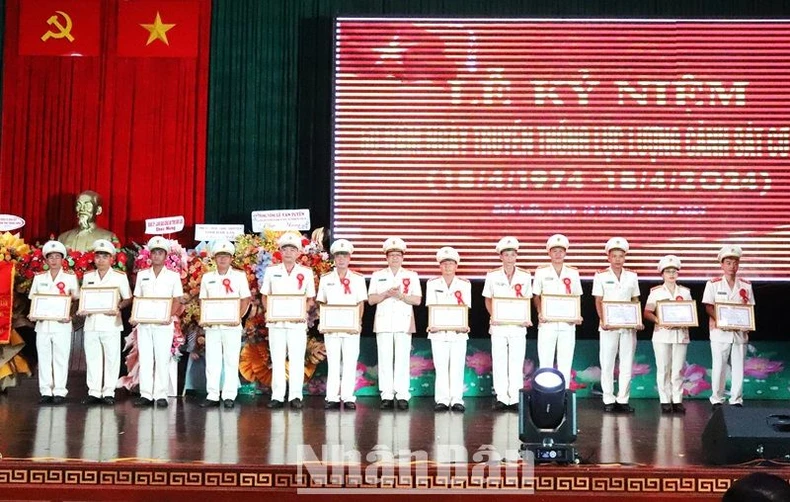 Công an tỉnh Đắk Lắk kỷ niệm 50 năm Ngày truyền thống lực lượng Cảnh sát cơ động ảnh 8