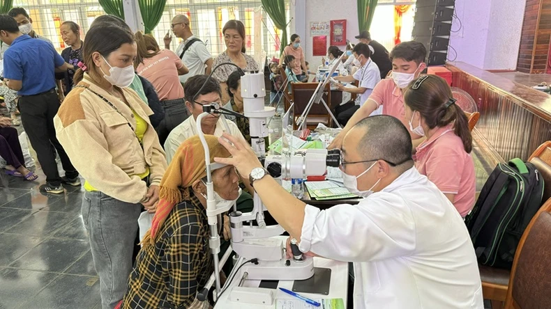 Khám và cấp thuốc miễn phí cho hàng trăm bệnh nhân có hoàn cảnh khó khăn ở Đắk Lắk ảnh 2