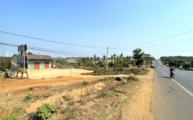 Xây dựng hội trường thôn trên đất rừng và chắn ngang mặt trước đất của người dân ở huyện Krông Búk ảnh 2