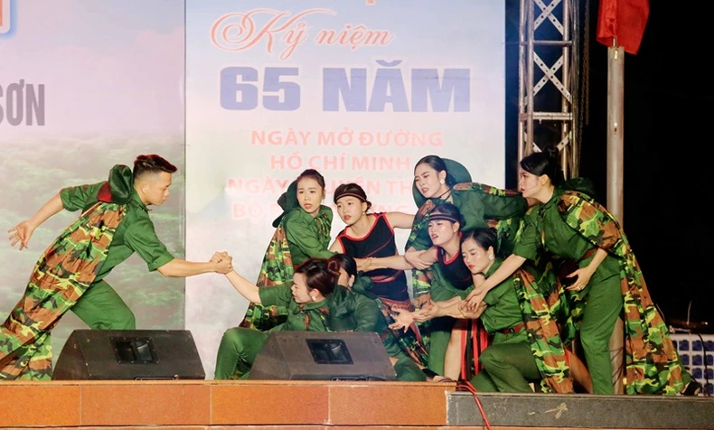 Tuyên truyền lưu động kỷ niệm 65 năm Ngày mở đường Hồ Chí Minh và Ngày truyền thống Bộ đội Trường Sơn tại Đắk Lắk ảnh 3