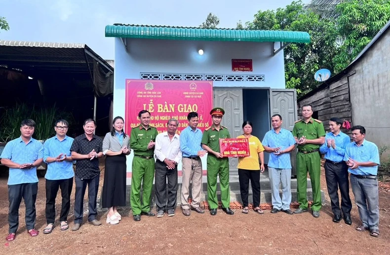 Đã bàn giao hơn 190 căn nhà cho các hộ nghèo ở Đắk Lắk ảnh 1