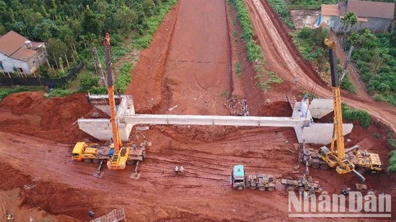 Lắp những dầm cầu đầu tiên trên tuyến cao tốc Khánh Hòa-Buôn Ma Thuột ảnh 1