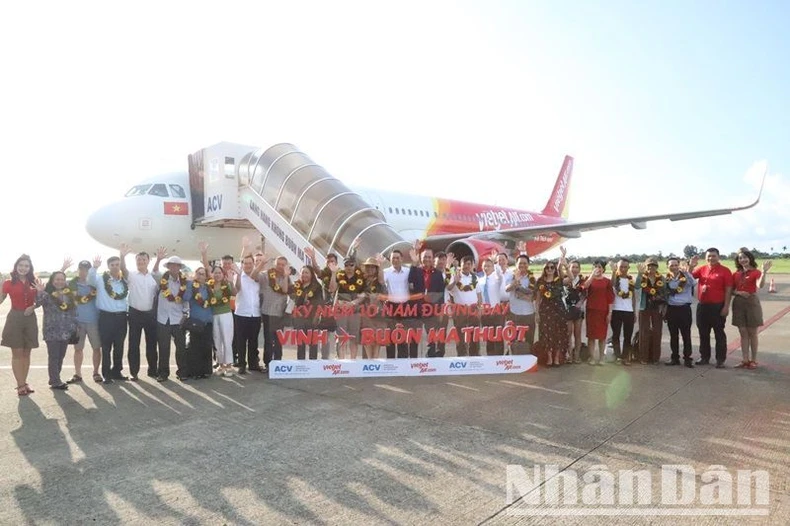 Vietjet kỷ niệm hành trình 10 năm mở đường bay thành phố Buôn Ma Thuột-Vinh ảnh 2