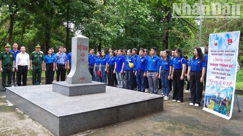 Cán bộ, giáo viên làm công tác Đoàn ở Đắk Lắk hành trình về “địa chỉ đỏ” tại Đồn Biên phòng Sêrêpốk ảnh 2