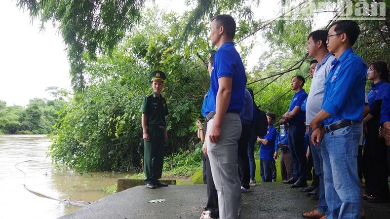 Cán bộ, giáo viên làm công tác Đoàn ở Đắk Lắk hành trình về “địa chỉ đỏ” tại Đồn Biên phòng Sêrêpốk ảnh 3