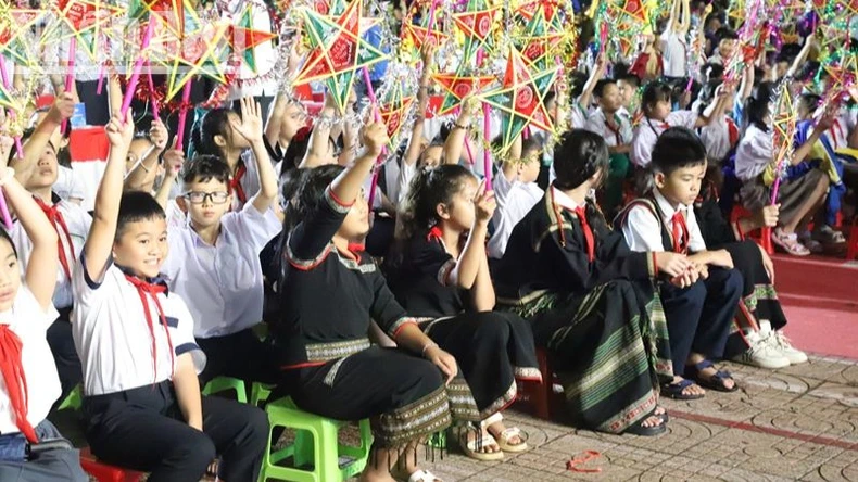 Phó Thủ tướng Thường trực Nguyễn Hòa Bình dự Đêm hội Trăng rằm "Lồng đèn thắp sáng ước mơ" tại Đắk Lắk ảnh 2