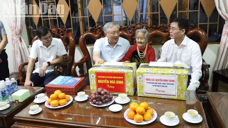 Phó Thủ tướng Thường trực Nguyễn Hòa Bình dự Đêm hội Trăng rằm "Lồng đèn thắp sáng ước mơ" tại Đắk Lắk ảnh 7