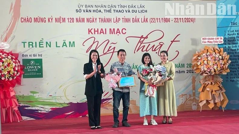 Khai mạc Triển lãm Mỹ thuật chào mừng 120 năm Ngày thành lập tỉnh Đắk Lắk ảnh 2