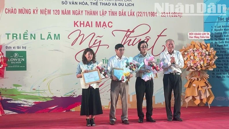 Khai mạc Triển lãm Mỹ thuật chào mừng 120 năm Ngày thành lập tỉnh Đắk Lắk ảnh 3