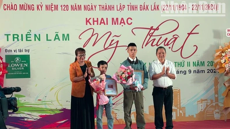 Khai mạc Triển lãm Mỹ thuật chào mừng 120 năm Ngày thành lập tỉnh Đắk Lắk ảnh 6